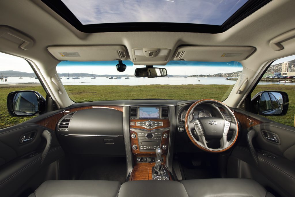 Infiniti QX80 console.jpg Infiniti QX80 console.jpg